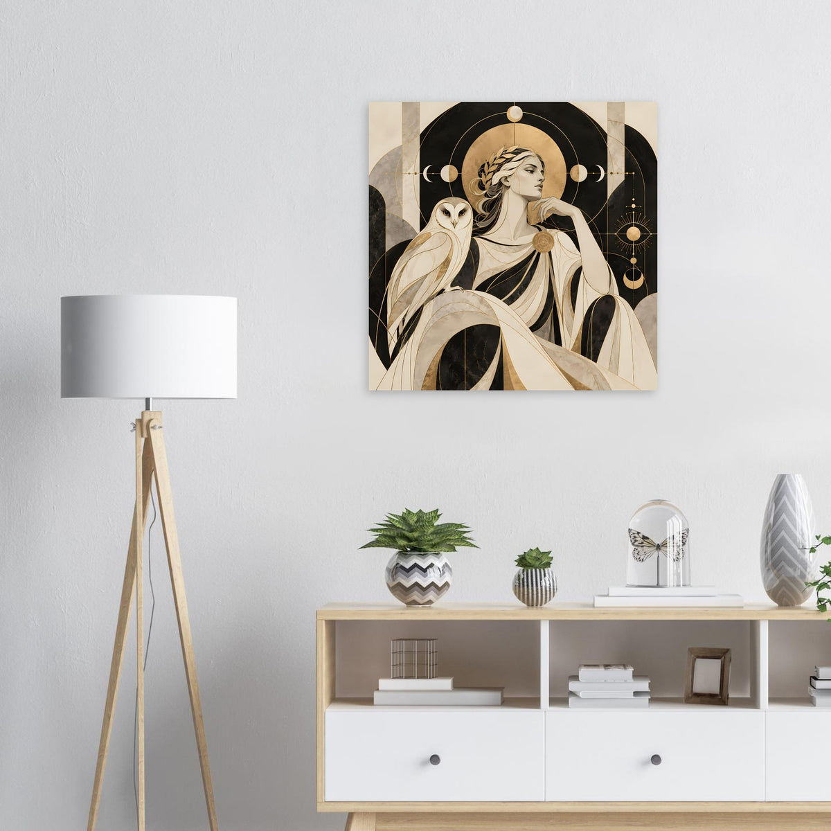 Kunstdruck-Poster mit Frau im schwarzen Kreis und goldenem Schmuck, Fabeltier im Hintergrund
