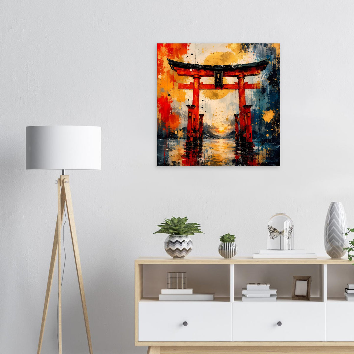 Poster mit rotem Torii-Tor und abstraktem Farbverlauf, darunter reflektierende Fläche