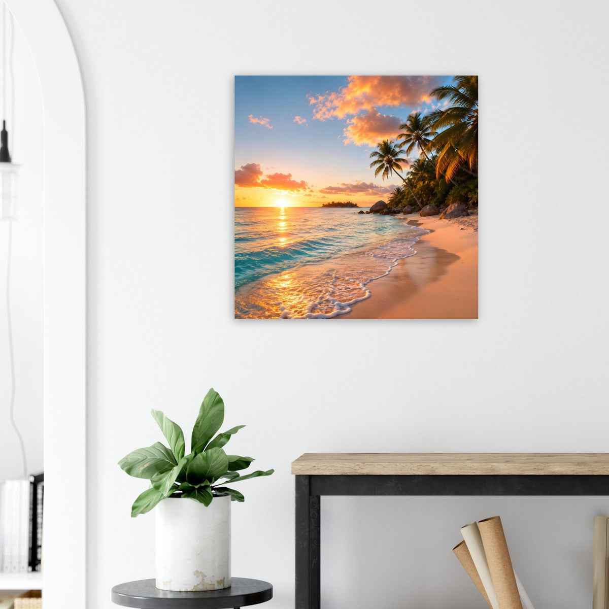 Quadratisches Poster mit Sonnenuntergang über dem Meer, Palmen und felsigem Küstenbereich.