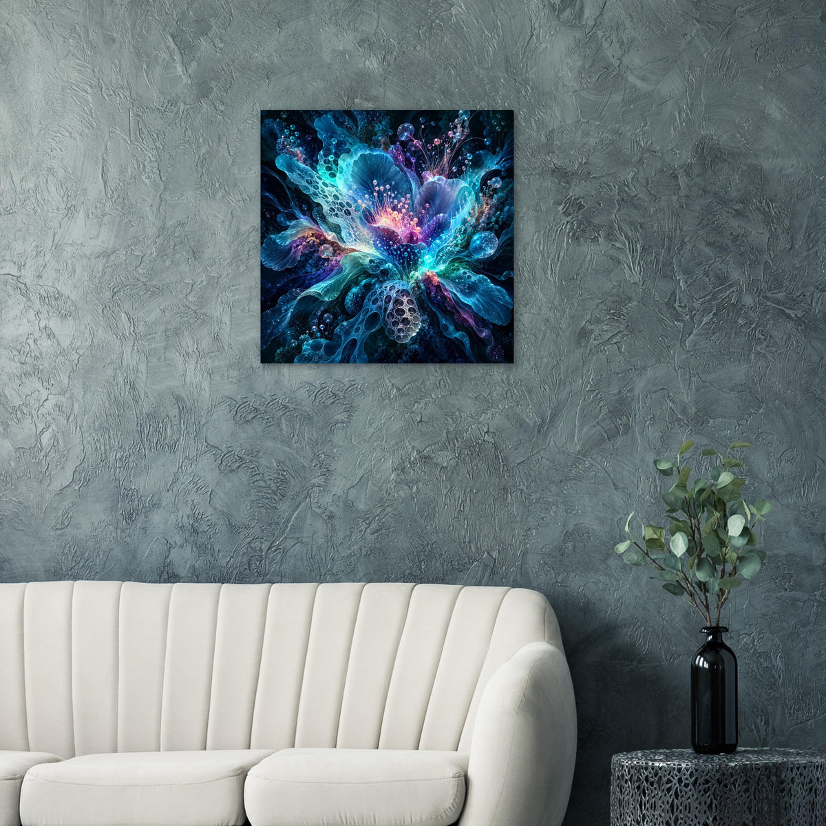 Leuchtendes digitales Blumenposter mit blau-violettem Blütenmuster an der Wand