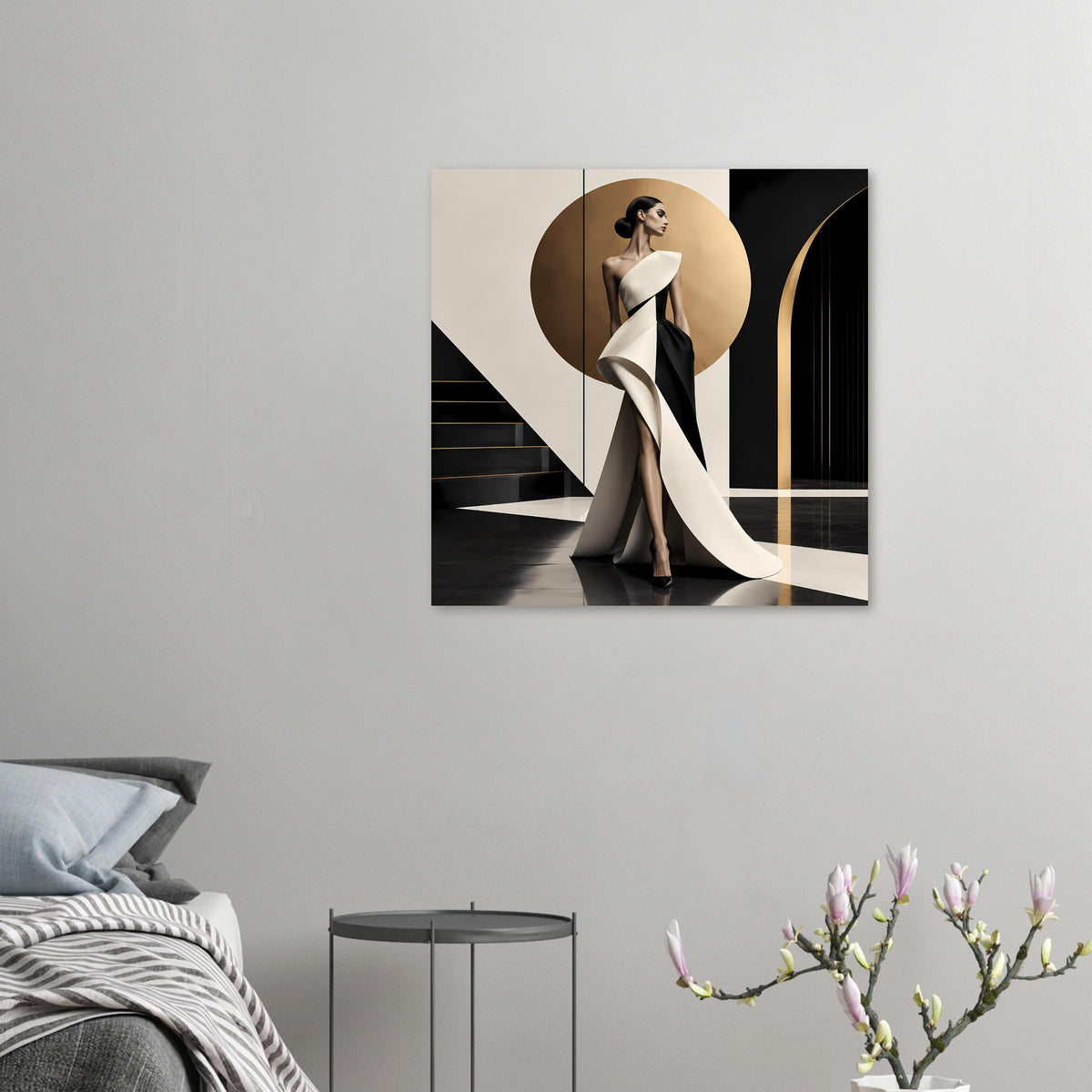 Kleines Fashion-Poster: Frau in Schwarz-Weiß-Outfit mit langer weißer Schleppe