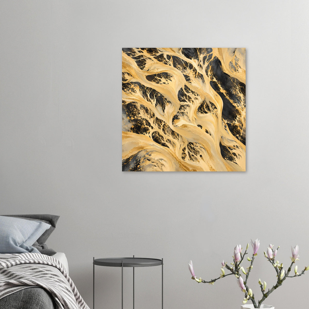Quadratisches Kunstposter mit goldenen und schwarzen abstrakten Wirbelstrukturen