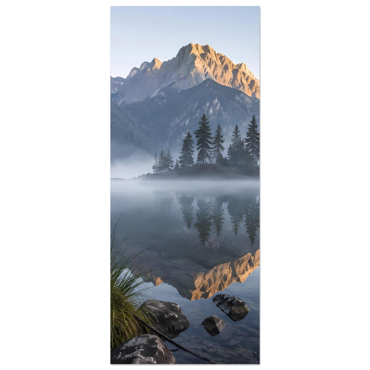 Hochformat-Poster mit Bergsee im Morgennebel, Tannenwald und Gipfelspiegelung