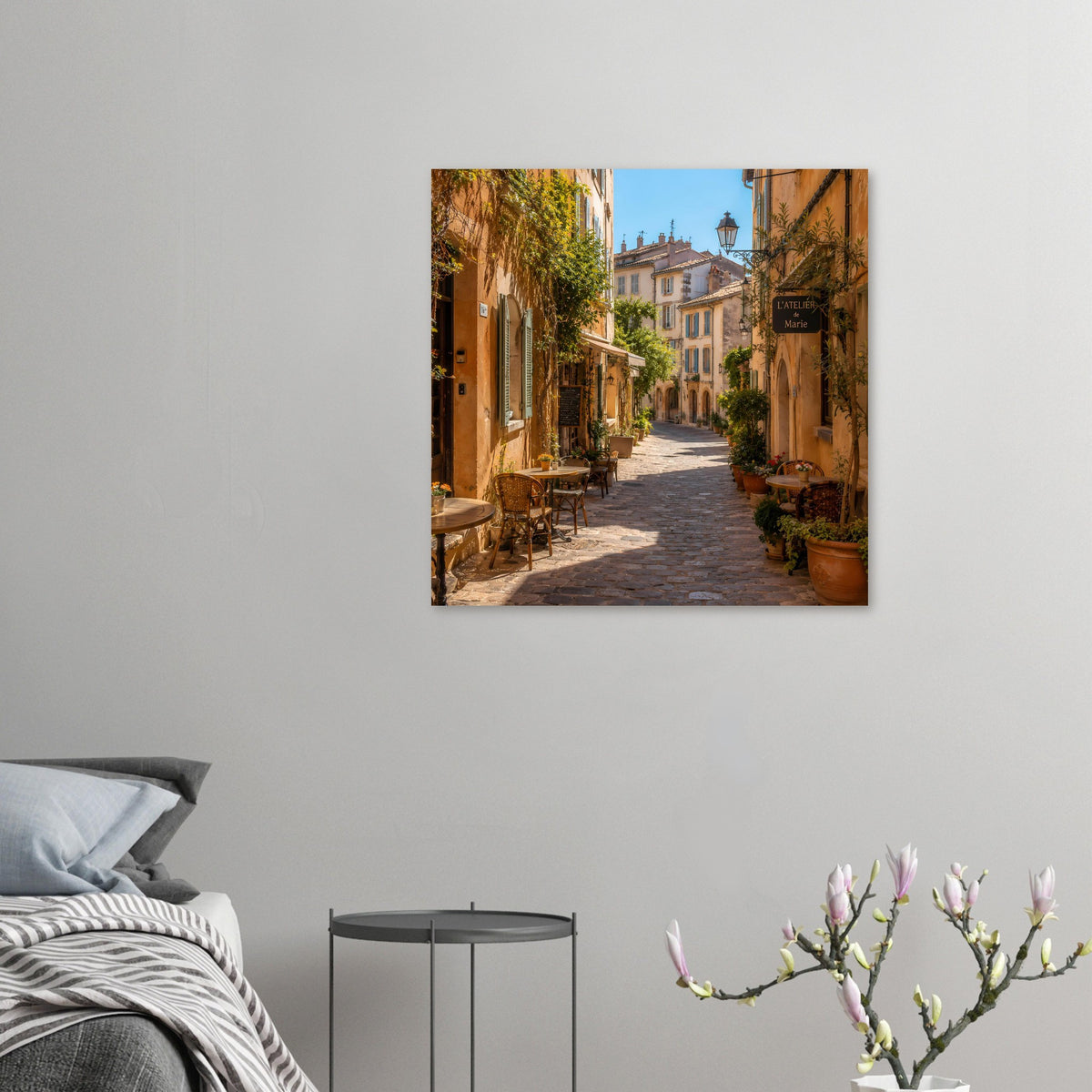 Kleines Poster mit mediterraner Altstadtgasse, Kopfsteinpflaster, Stühlen und Pflanzenkübeln