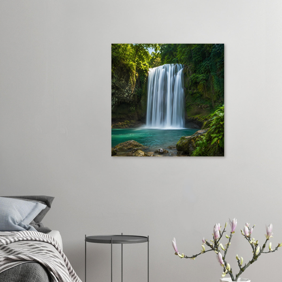 Kleines Poster mit Wasserfall und türkisgrünem Becken, umgeben von grünem Wald, horizontal