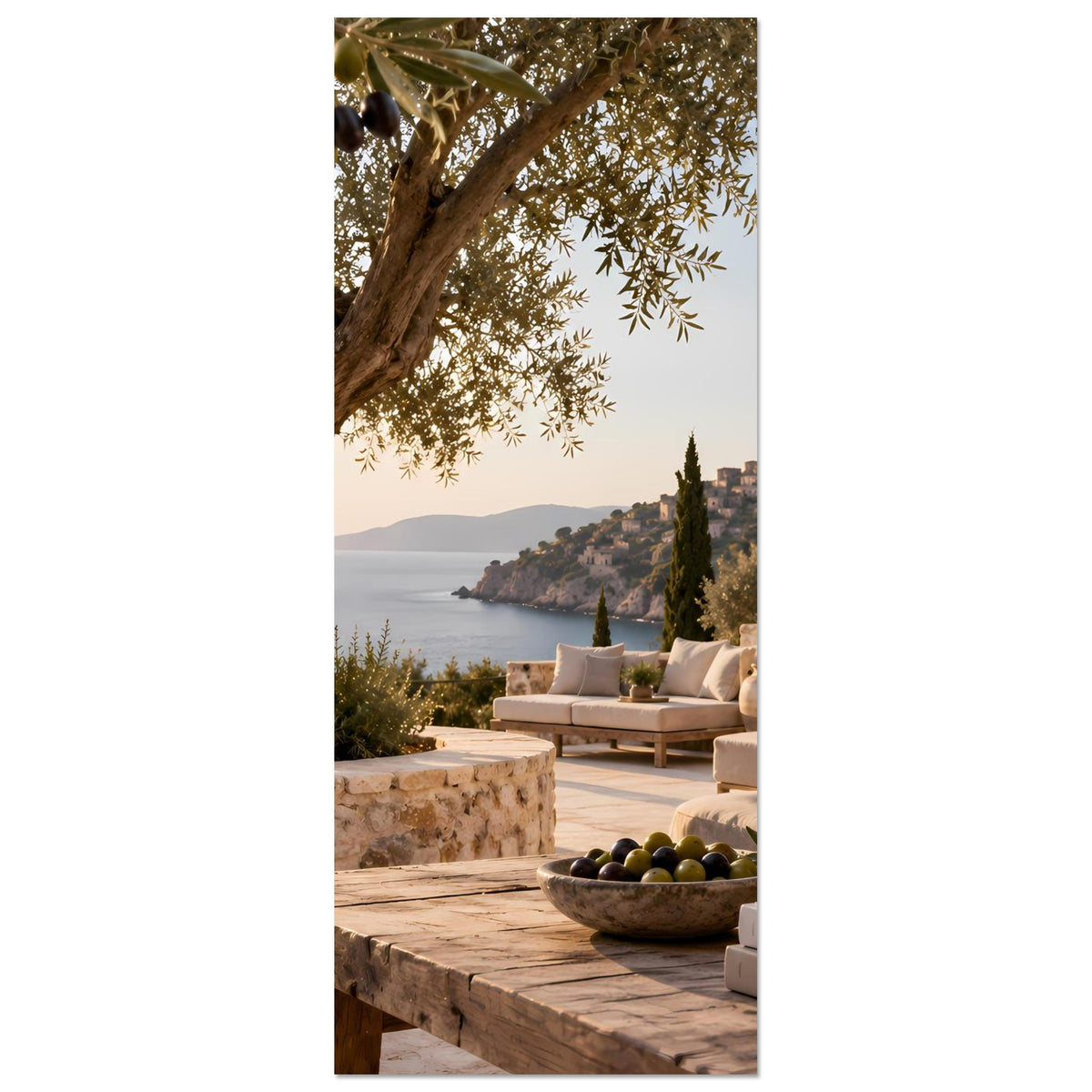 Mediterranes Landschafts-Poster, vertikale Ansicht: Terrasse mit Oliven und Meerblick