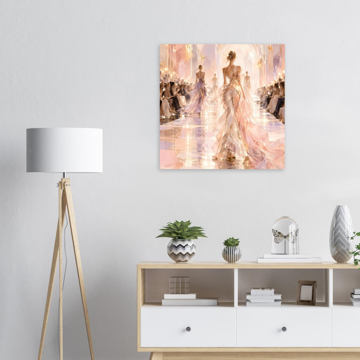 Fashion-Runway-Poster mit Damen in Kleidern auf dem Laufsteg, goldene Lichter, rosa Akzente