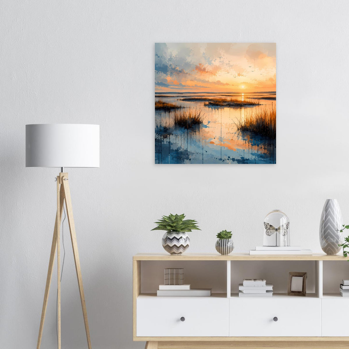 Quadratisches Poster mit ruhiger Küste im Abendlicht, goldene Sonne und blaue Töne