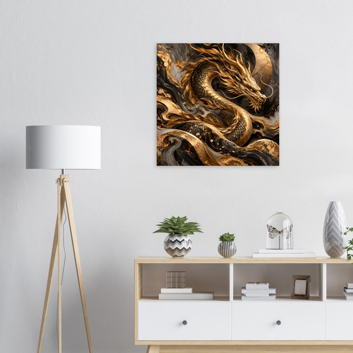 Quadratisches Fantasy-Poster mit goldenem Drachenkopf und Schlangenleib, nach oben gedreht