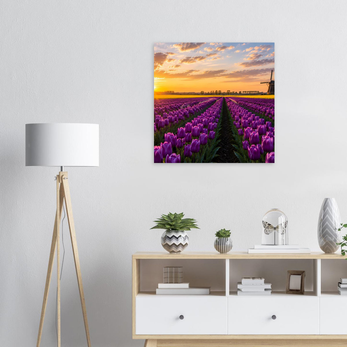 Quadratisches Wandposter mit violettem Tulpenfeld und orangefarbenem Sonnenuntergang