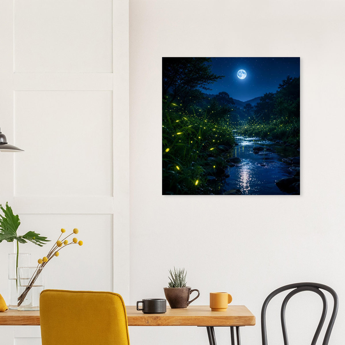 Quadratisches Wandposter mit Nachtfluss durch dichtes Grün, Mond am Himmel und Glühwürmchen