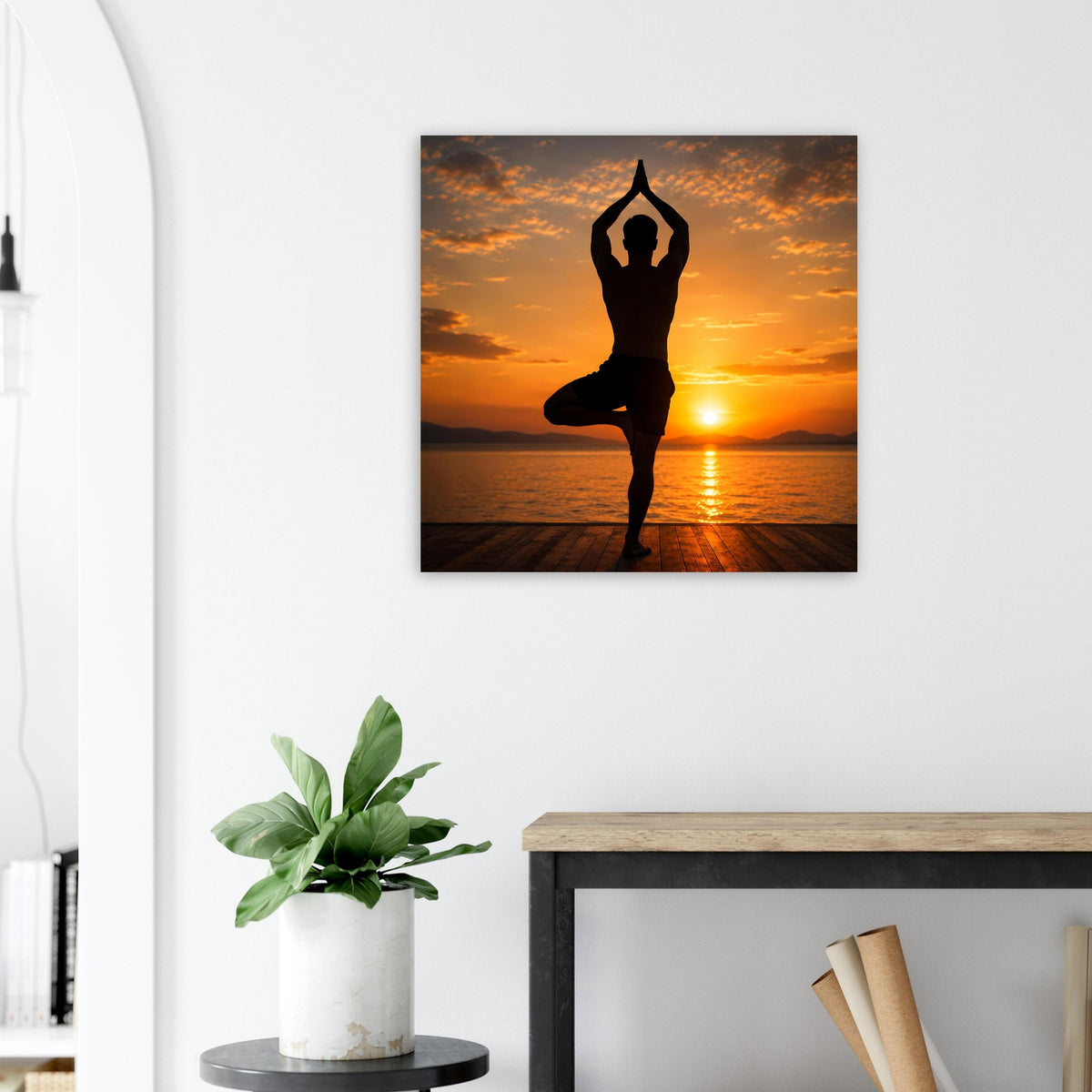 Gerahmtes Yoga-Poster: Silhouette im Lotussitz bei Sonnenuntergang auf dem Wasser
