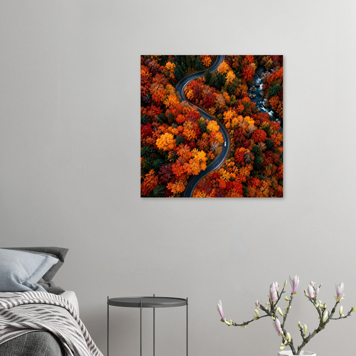 Herbstposter in kleiner Ansicht: kurvige Straße durch orange-gelbes Laub, Quadrat