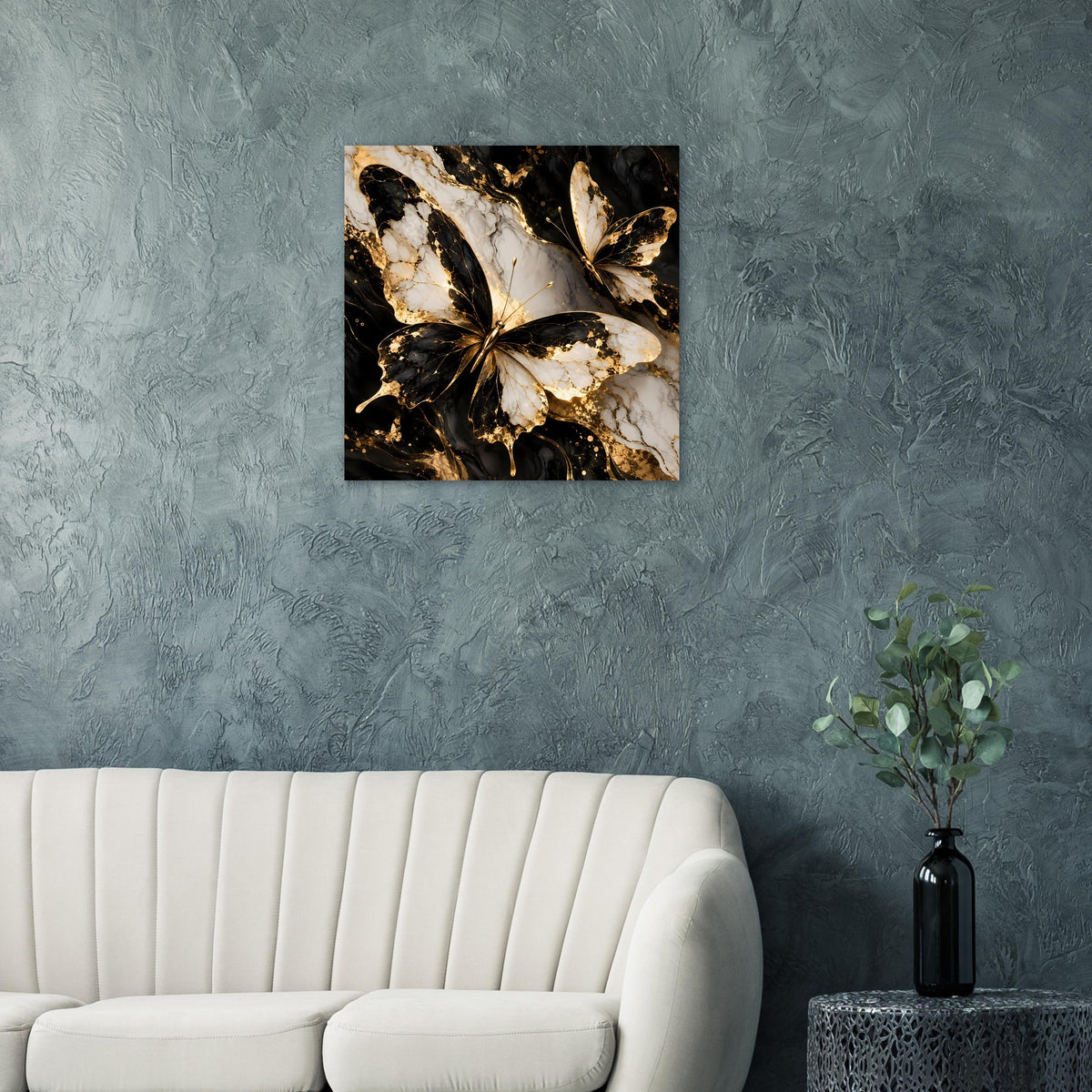 Quadratisches Naturposter mit Schmetterling in Schwarz und Gold über beigen Marmormustern