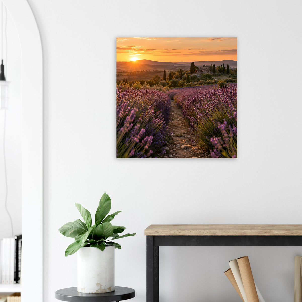 Landschaftsposter mit Lavendelfeldern und orangefarbenem Sonnenuntergang