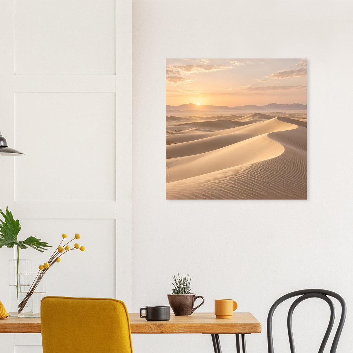 Wüstenposter mit geschwungenen Dünen und goldenem Sonnenaufgang über dem Horizont