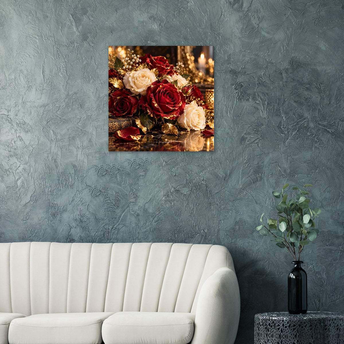 Rosenstrauß-Poster im schwarzen Rahmen mit dekorativen Goldtönen und Rosen in Bordeauxrot und Creme.