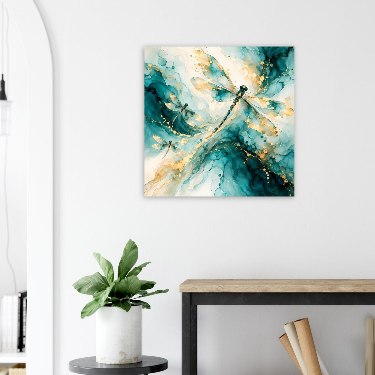 Quadratisches Kunstposter mit abstrakten Libellen in Türkis und Gold, leichte Aquarellmuster