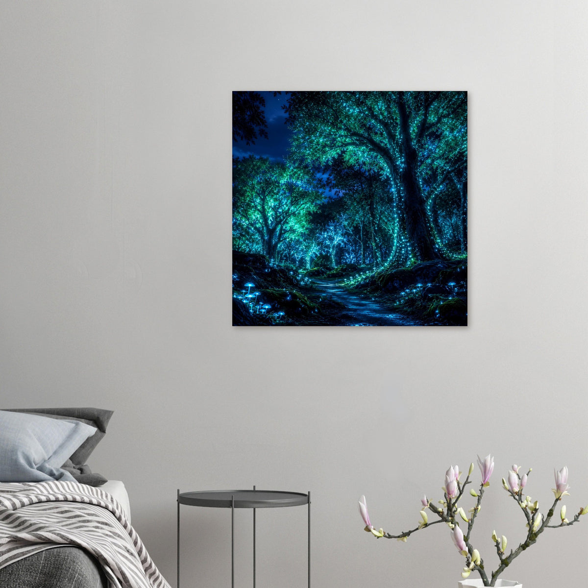 Kleines Nachtposter mit leuchtendem Waldpfad in blau-grünem Farbton
