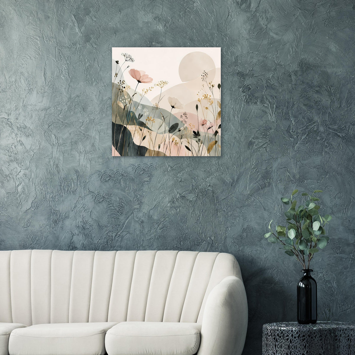 Quadratisches Blumenposter mit rosa Blüten, beigem Kreis und grünen Halmen an blauer Wand
