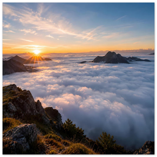 Poster mit Sonnenaufgang über Wolkenmeer und Felsen, gerahmt