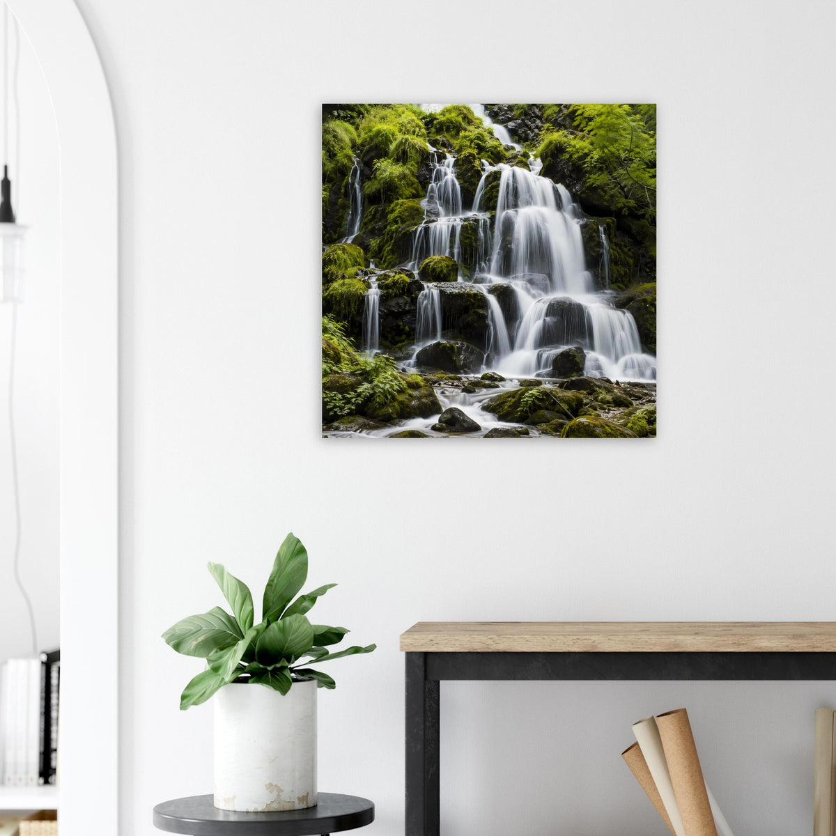 Wandposter mit Wasserfall und grünem Bewuchs auf Felsen, mehrere Fallstufen