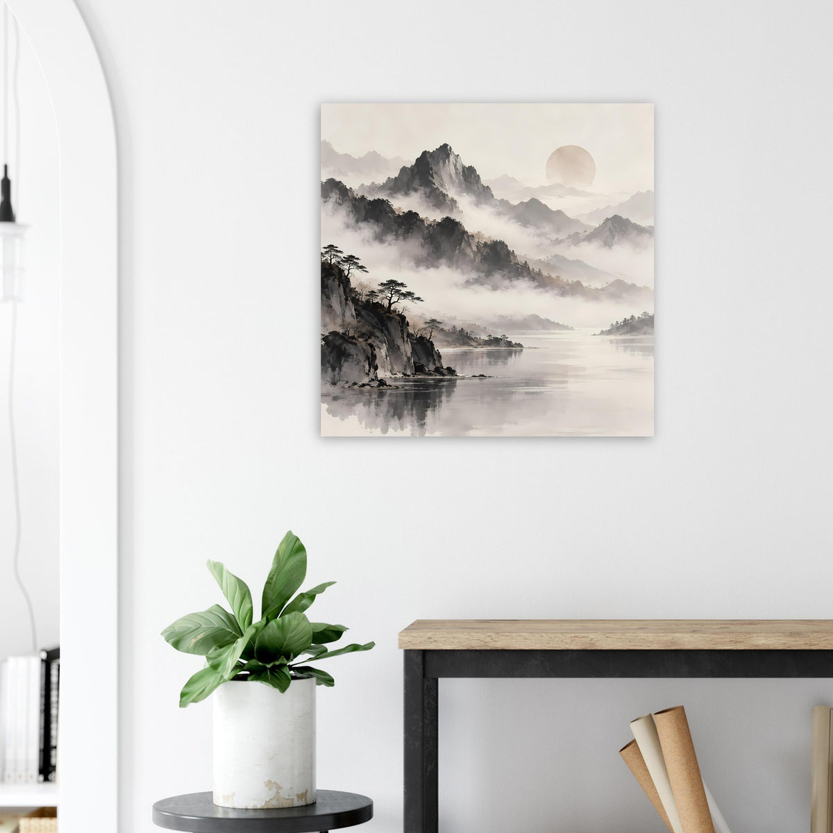 Quadratisches Wandposter mit Bergsilhouette im Nebel und Mond am Himmel