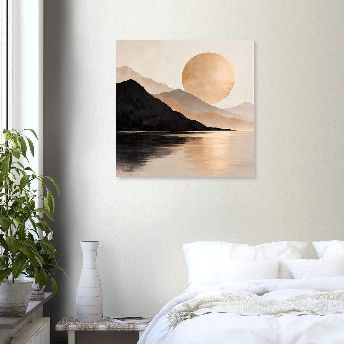 Quadratisches Poster mit Berglandschaft, Seeoberfläche und großer goldener Sonnenscheibe