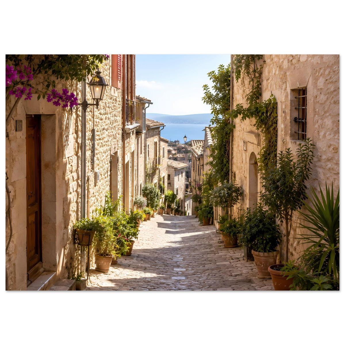 Kunstdruckposter mit mediterraner Gasse zwischen Steinfassaden, Pflanzenkübeln und lila Blüten