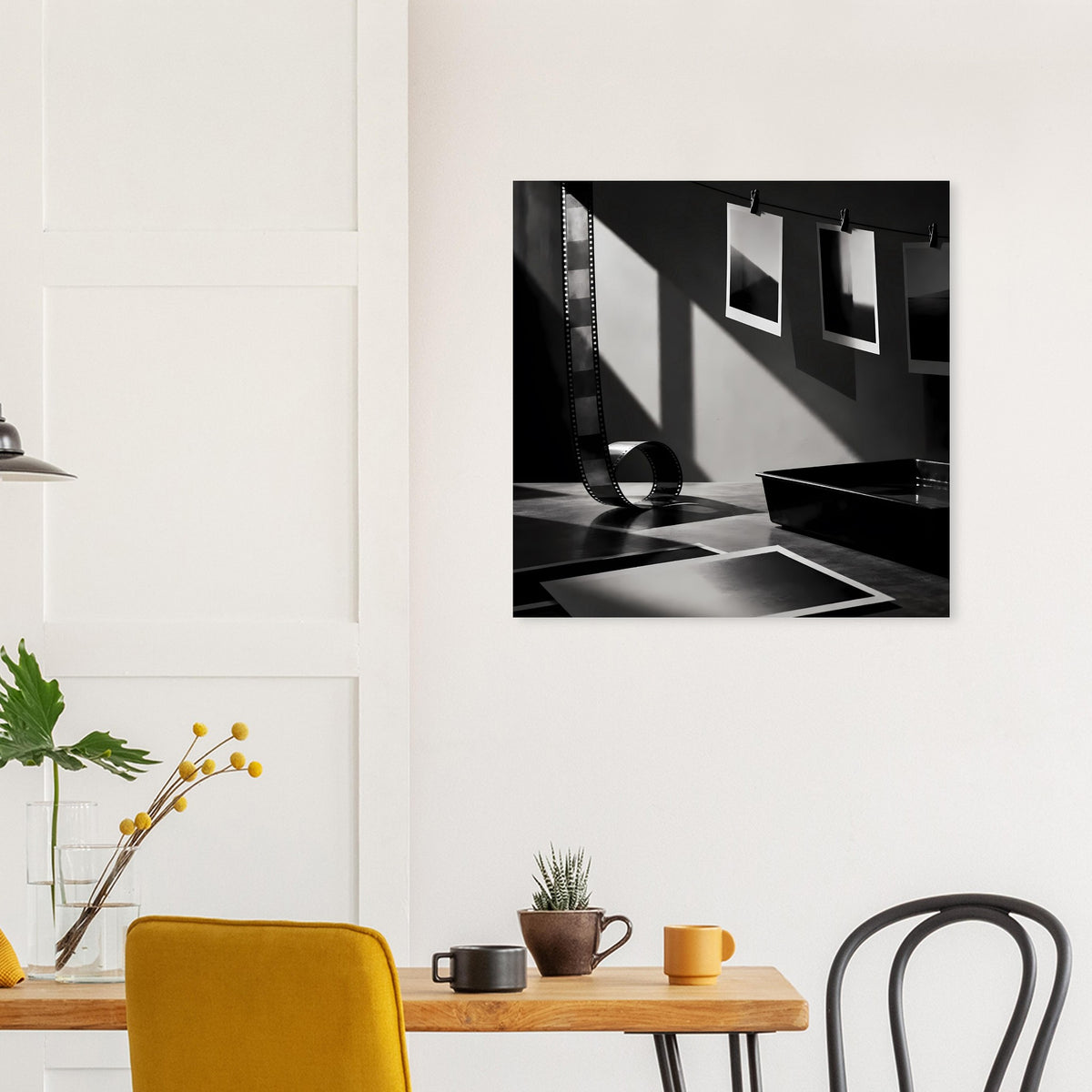 Schwarzweiß-Poster im schwarzen Rahmen: Filmstreifen über dunklen Schalen
