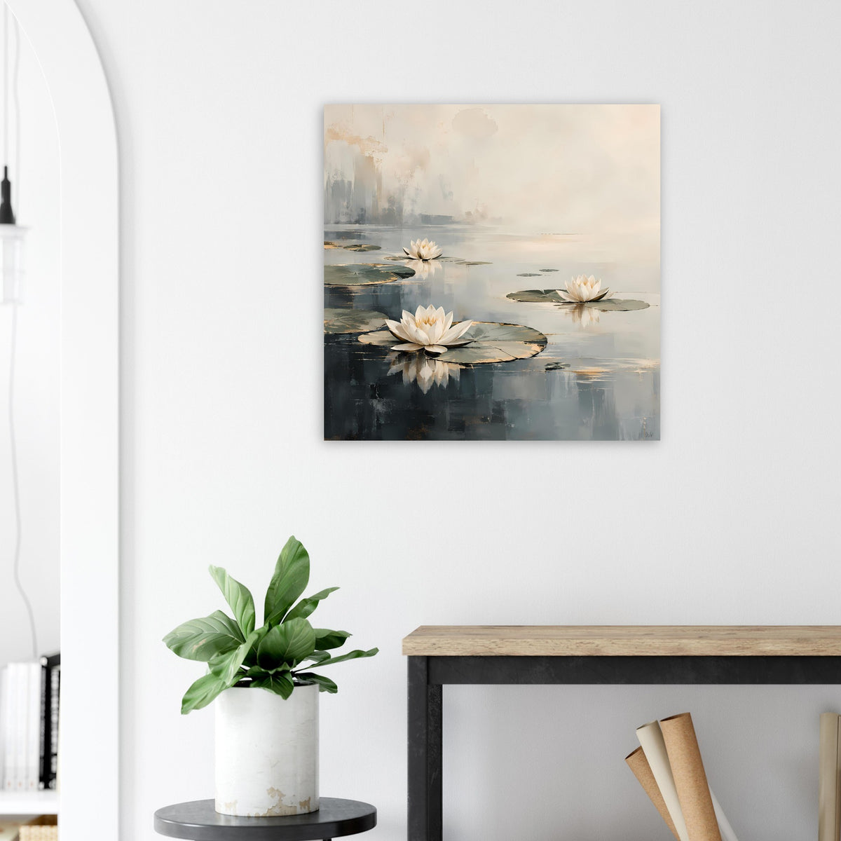 Poster mit blühenden Wasserlilien, ruhiges Wasser und beiges, weiches Licht