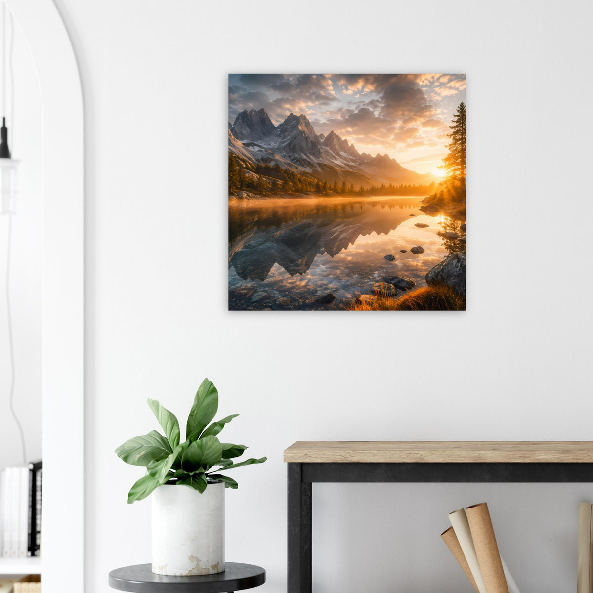 Quadratisches Poster im Rahmen: Gebirgsszene am See mit Sonnenaufgang und goldenem Licht