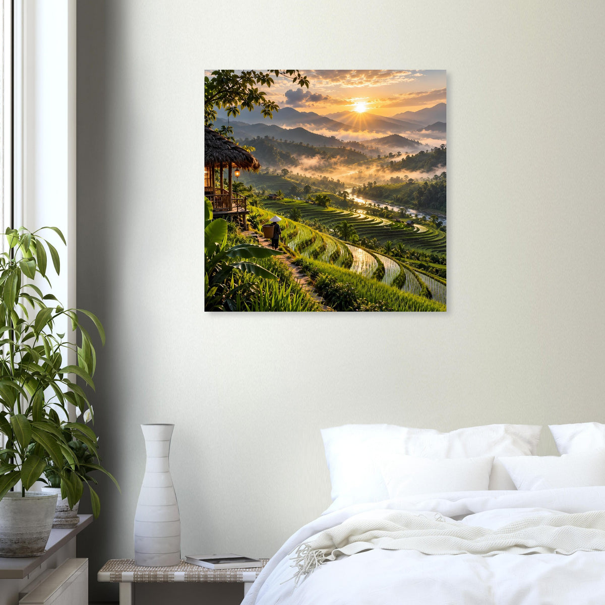 Quadratisches Landschafts-Poster mit warmem Sonnenaufgang über Bergen und Reisfeldern
