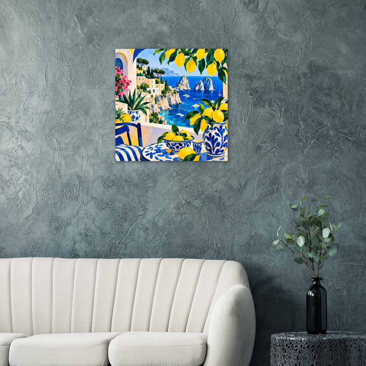 Gerahmtes Poster mit Küstenblick, gelben Zitronen, blauem Wasser und Blumen im Bild