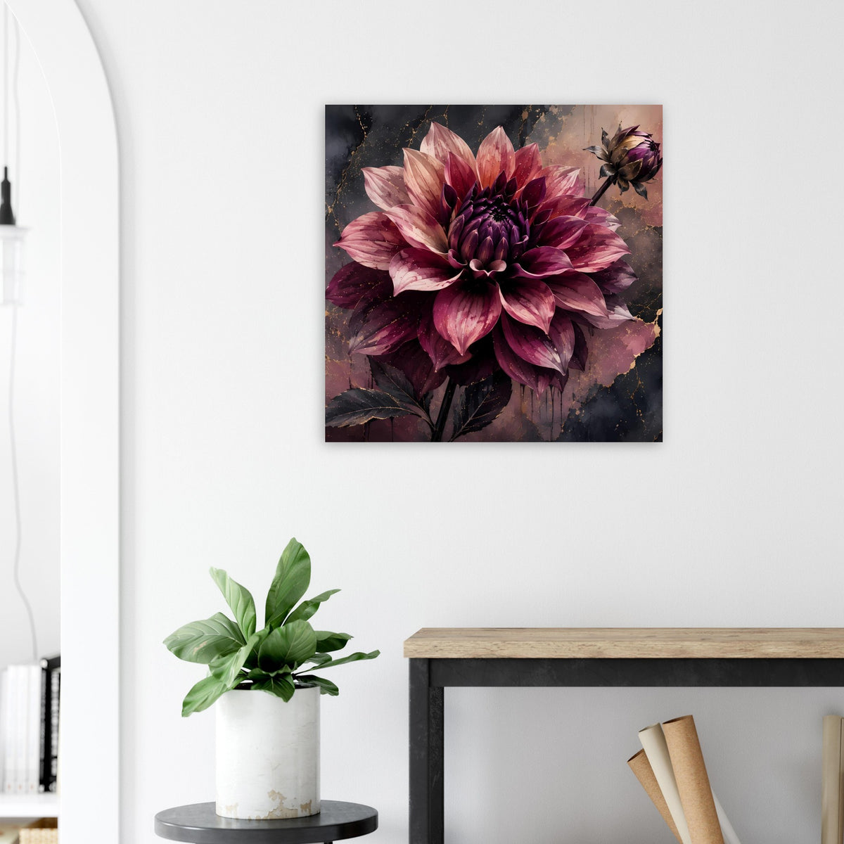 Quadratisches Blumenposter mit lila Dahlie und dunklem Hintergrund, im schmalen Rahmen