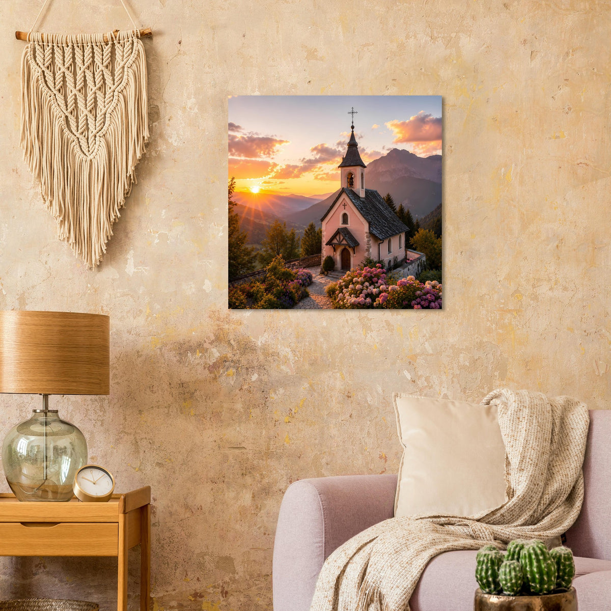 Quadratisches Poster mit Bergkapelle, Sonnenuntergang über den Bergen und Blumen