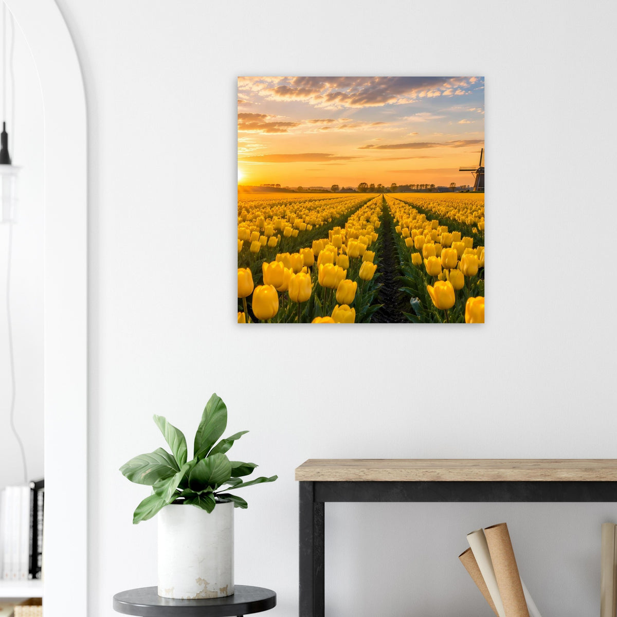 Wandposter mit gelbem Tulpenfeld und Windmühle im warmen Abendlicht