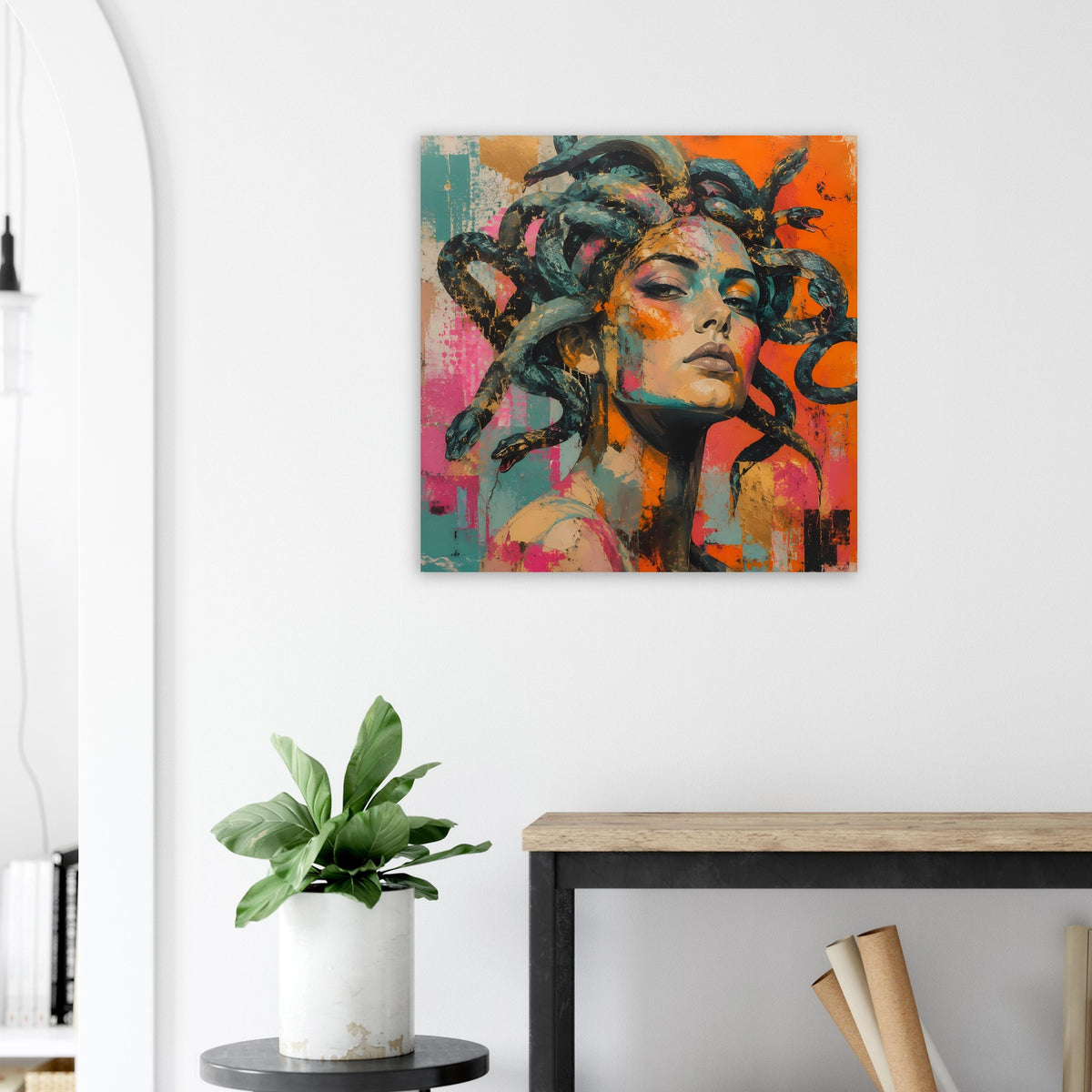Poster mit Medusa-Gesicht und Schlangenhaar aus schwarzen, blauen und orangefarbenen Strukturen