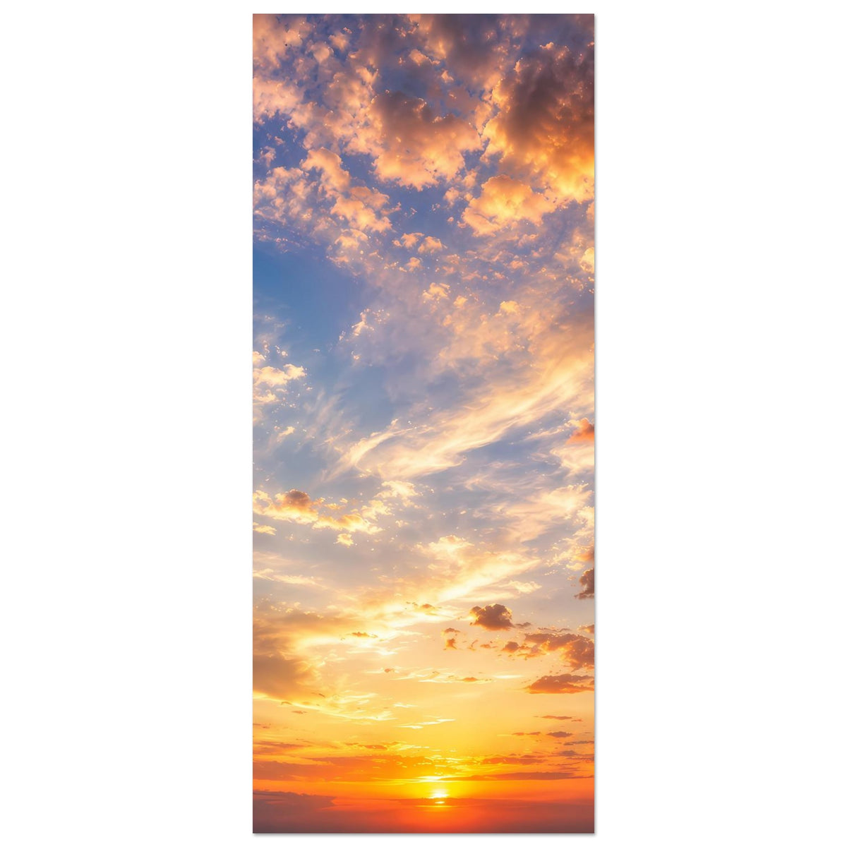 Vertikales Poster mit Sonnenuntergang, orange-goldener Horizont und bewölkter Himmel
