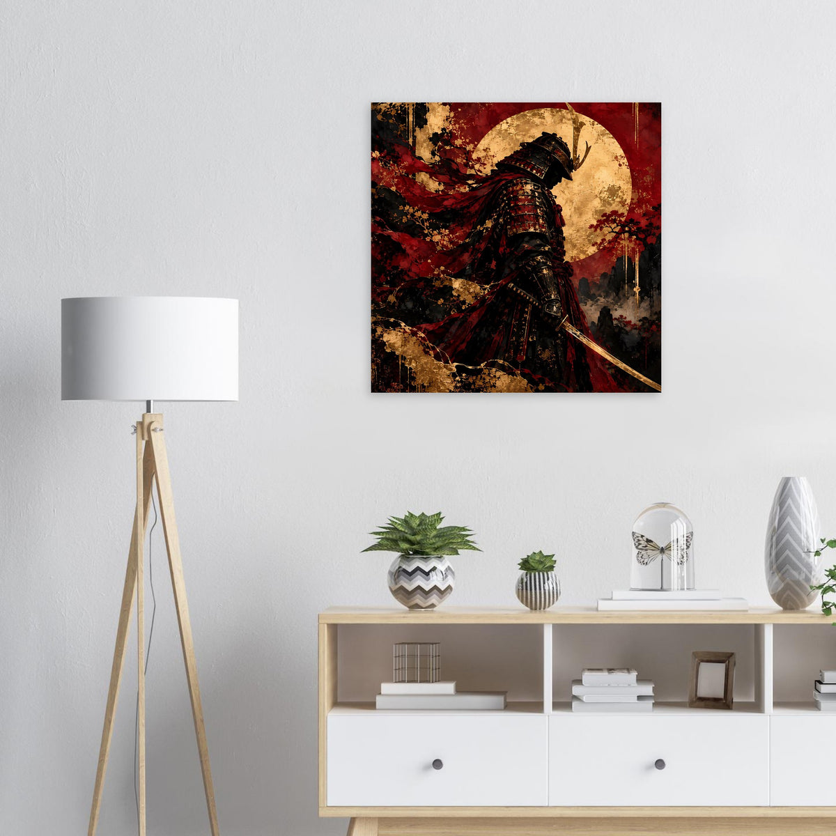 Quadratischer Wanddruck mit Samurai-Krieger in dunkler Rüstung, rotem Umhang und goldener Mondkulisse.