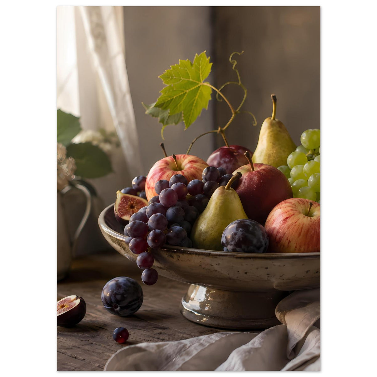 Fruchtstillleben-Poster: Obstschale mit Trauben, Äpfeln, Birne und grünem Weinblatt