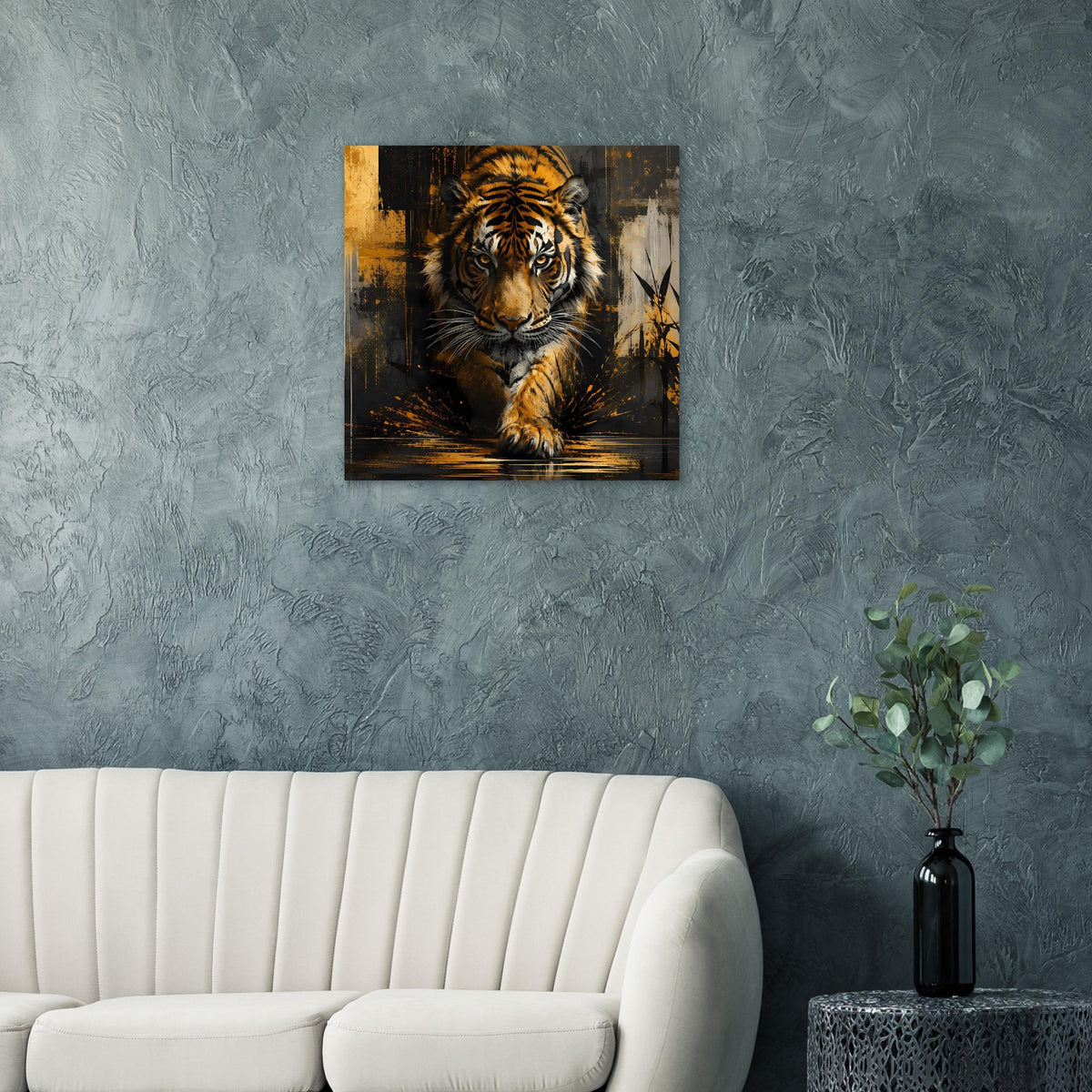 Poster mit tigerfarbenem Tiger im Goldgelb, dunkler Hintergrund, zentriert