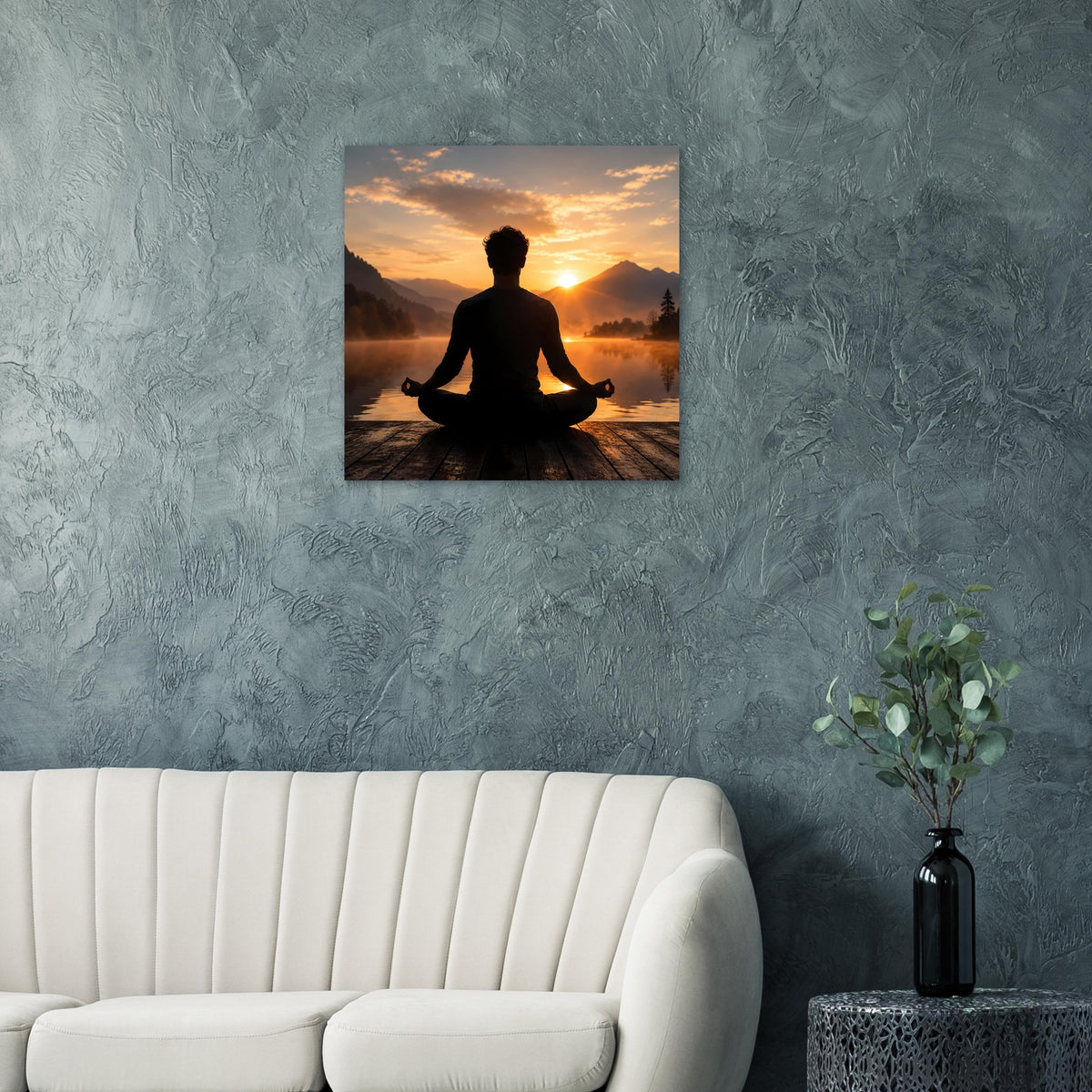 Wandposter mit sitzender Meditationssilhouette vor goldenem Sonnenuntergang