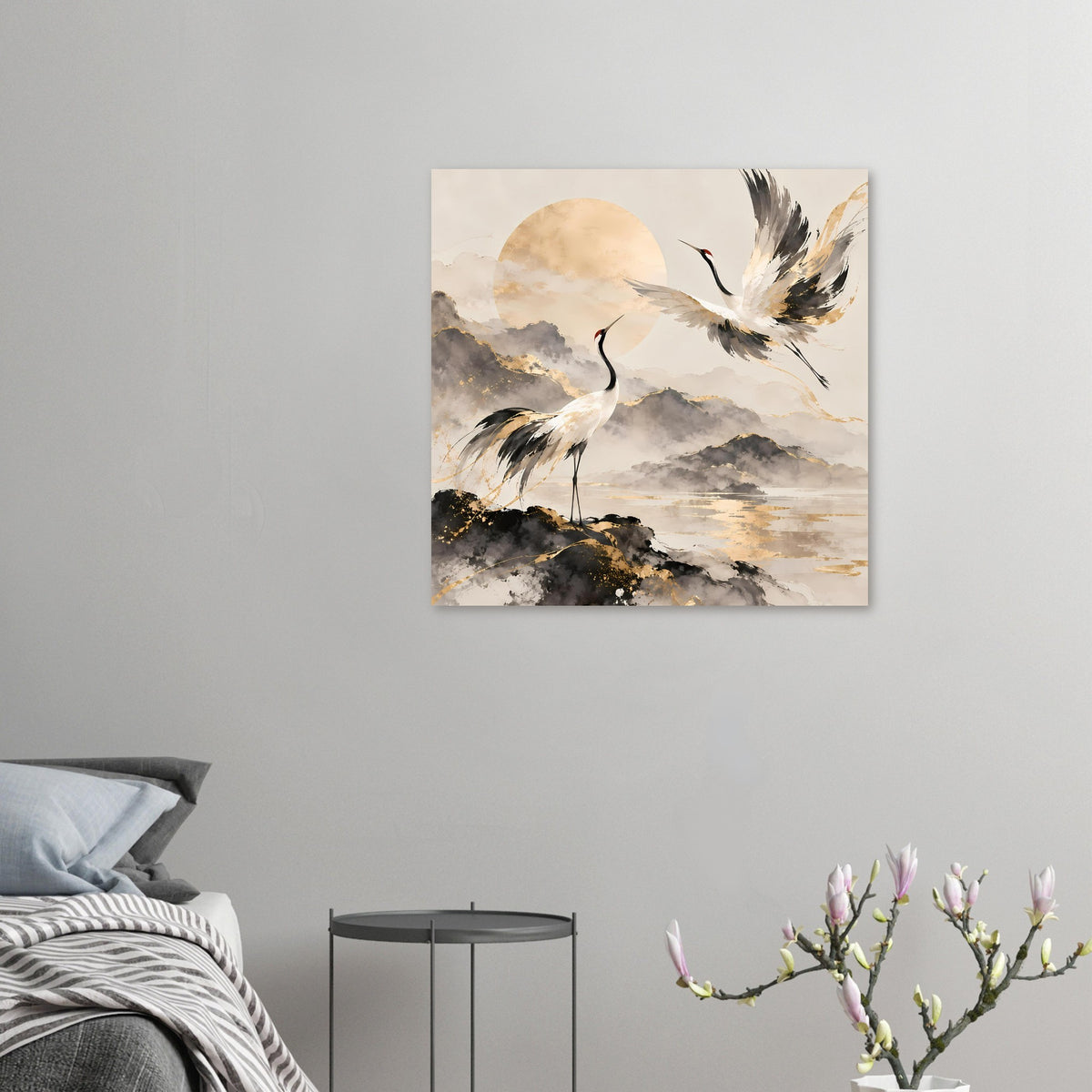 Kleines Poster: Kraniche in Weiß, Schwarz und Gold vor Wolken und Berglandschaft
