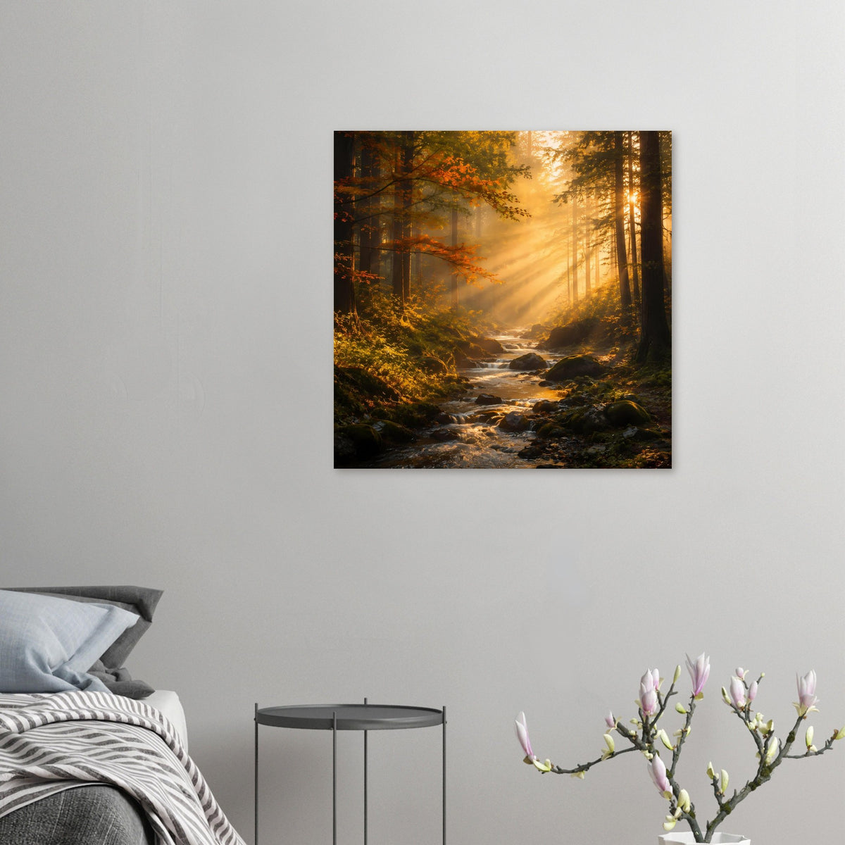 Kleines Wandposter mit Sonnenaufgang im Wald, bachlauf zwischen Felsen und goldenem Licht