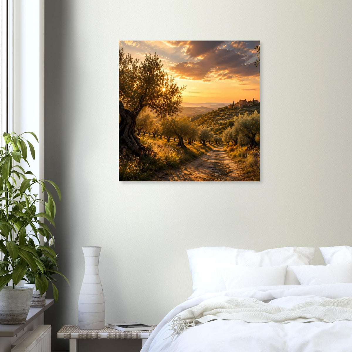 Wandposter mit Olivenhain, Feldweg und Dorf bei Sonnenuntergang