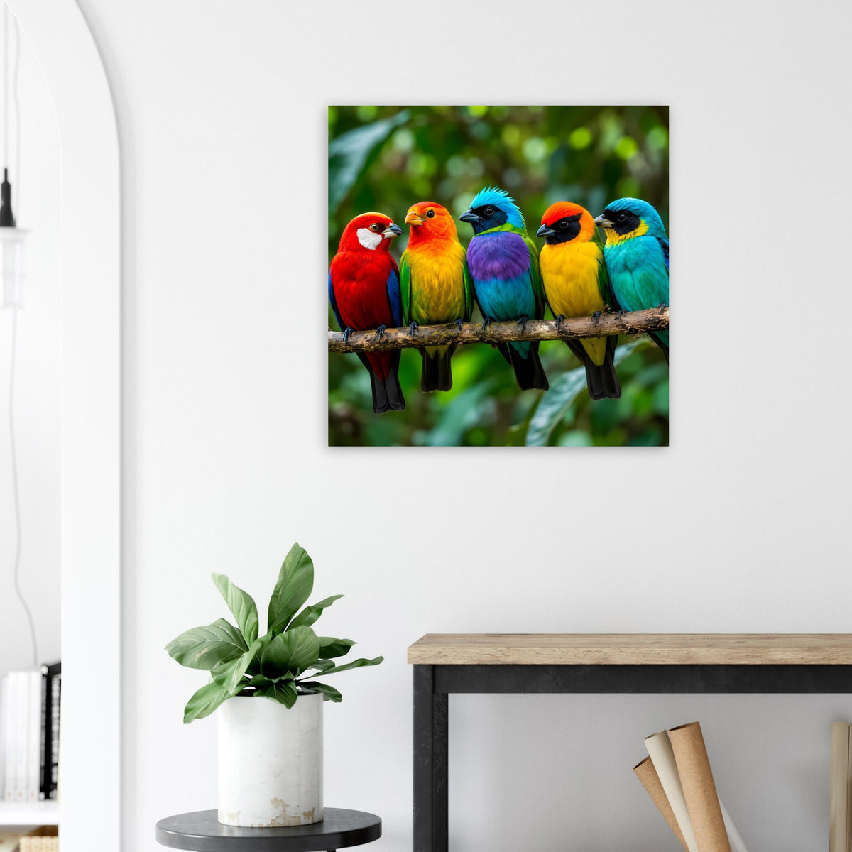 Poster mit tropischen Vögeln in Rot, Gelb, Lila und Blau auf Ast