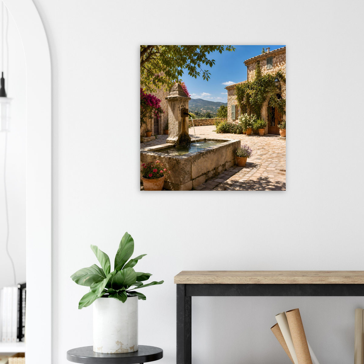 Poster mit Steinspringbrunnen im Innenhof, mediterrane Häuserfassaden und Pflanzen