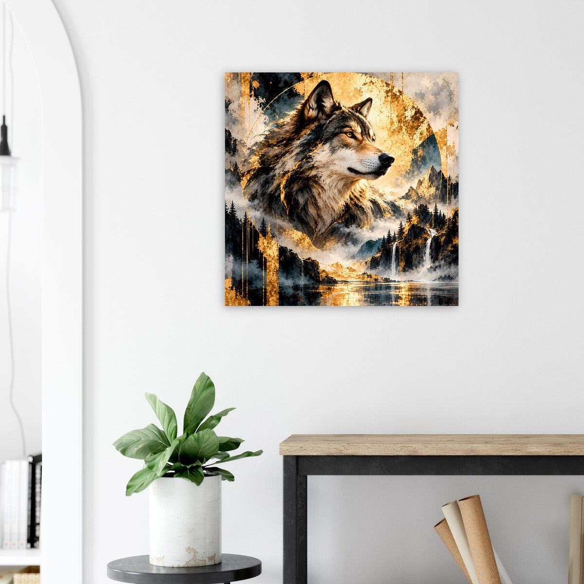 Wolfs-Poster im Quadratformat, gold-schimmernder Hintergrund mit Wolf im Fell und Waldkante