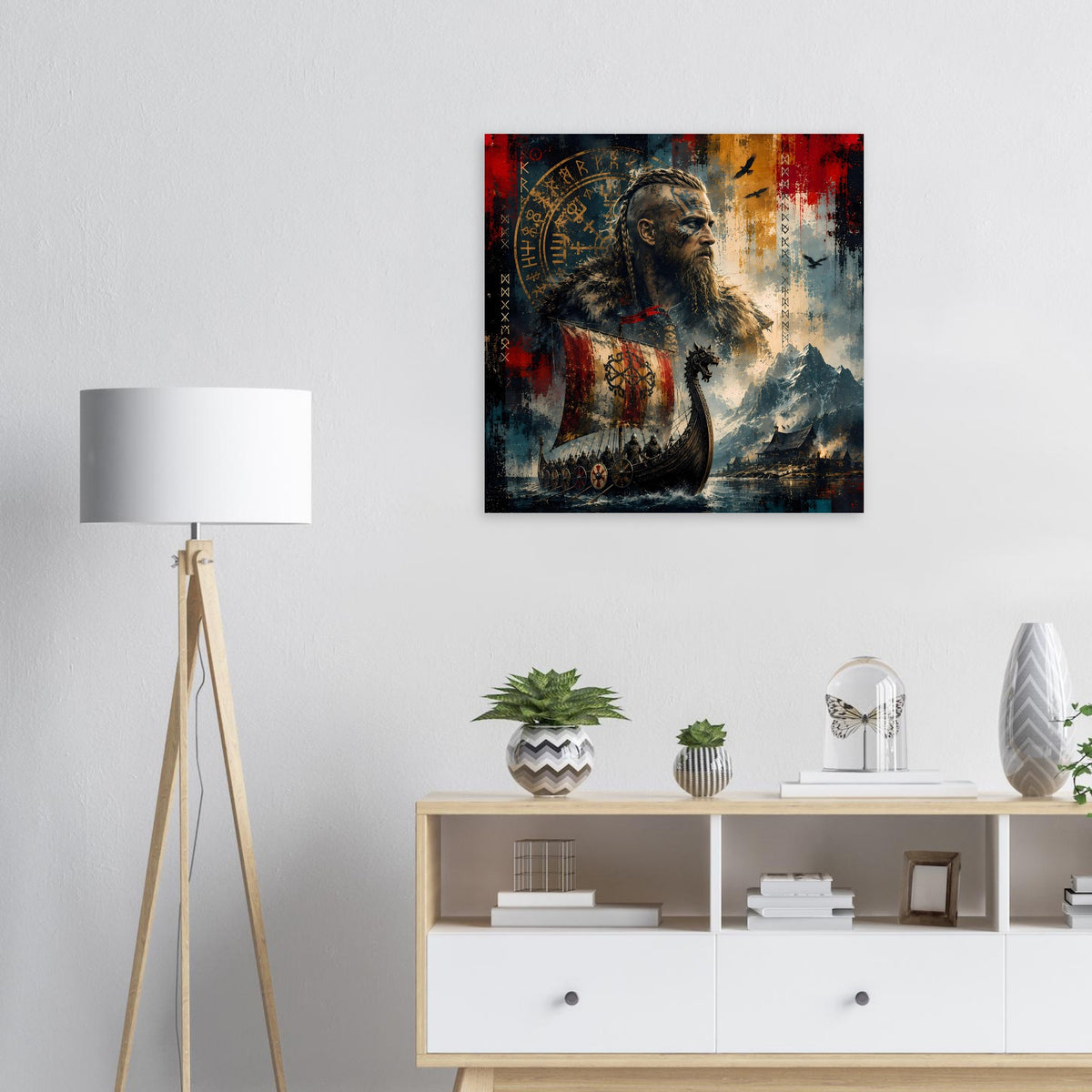 Wandposter mit Wikingerporträt, Berglandschaft und Runenelementen in Blau, Gelb und Rot.